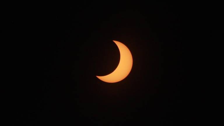 El eclipse solar anular en su punto máximo, registrado cerca de las 9:45 horas de este sábado.