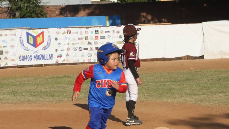 Elías Soto, del Muralla, recorre las bases.