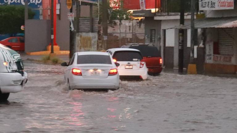 Después de las lluvias, algunas vialidades quedaron inundadas por el nivel de precipitación que se registró.