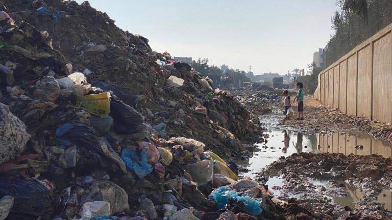 Montañas de basura en las zonas medias de Gaza mientras las aguas residuales se filtran a las calles.