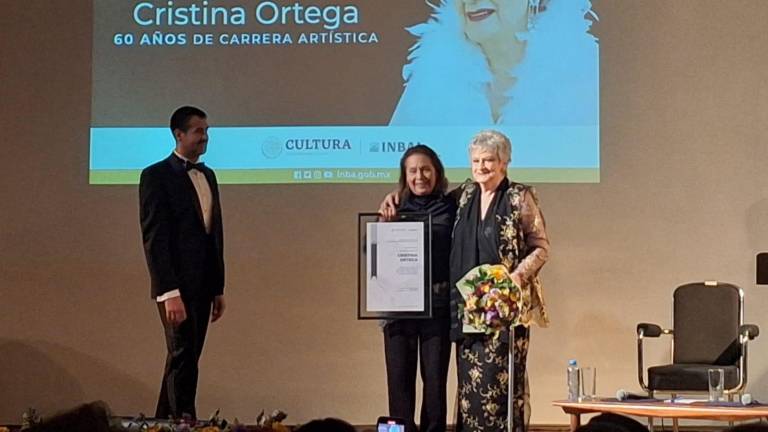 Reconocen a Cristina Ortega por 60 años de trayectoria