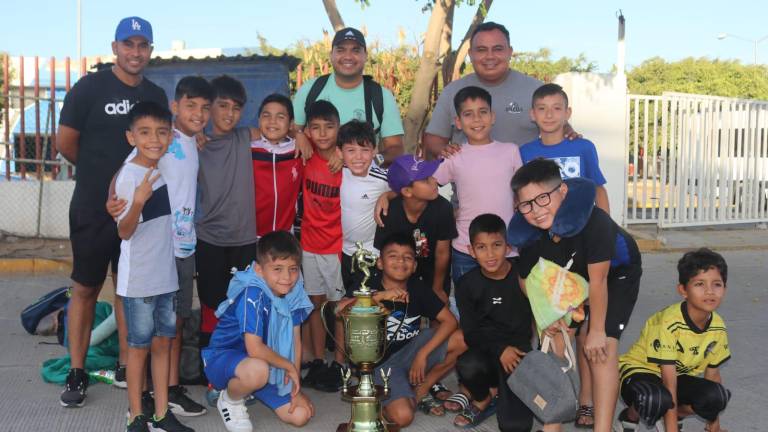 El equipo regresa orgulloso de su campeonato.