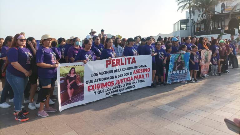 Un grupo de personas con playeras moradas se detuvieron en el malecón para exigir justicia para Perla Scarlett.