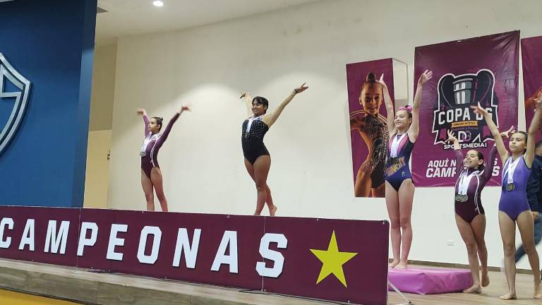 Las gimnastas buscan los primeros puestos de la competencia.