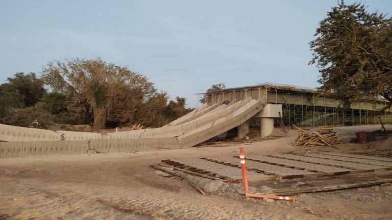 Obra del puente de El Quelite colapsada el fin de semana.