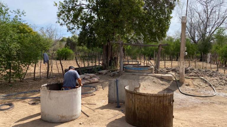 Llevan agua en pipas a varias comunidades