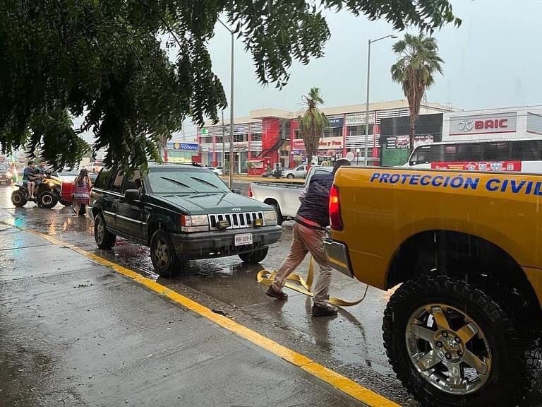 $!PC rescató a 106 personas de inundaciones por tormenta en Mazatlán