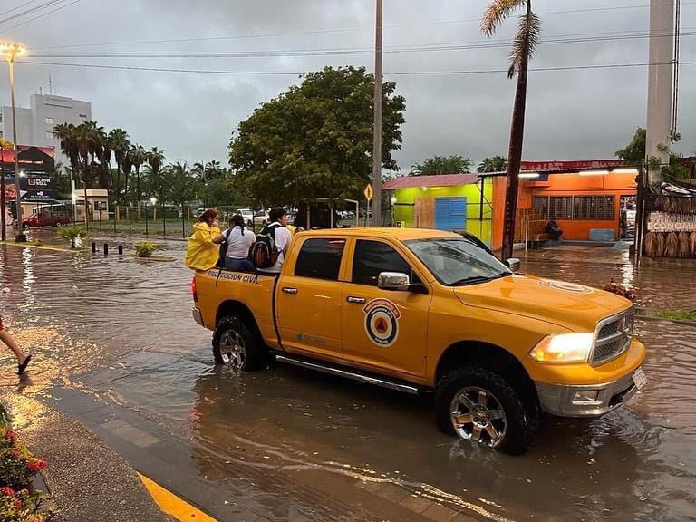 $!PC rescató a 106 personas de inundaciones por tormenta en Mazatlán