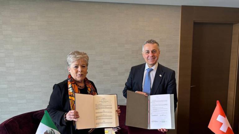 México firma convenio con Suiza para proteger bienes diplómáticos en Ecuador tras invasión a la embajada