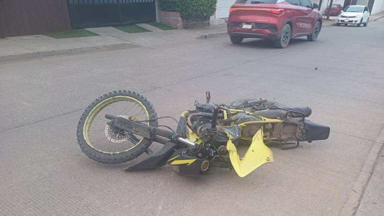 El motociclista sufrió una lesión en la cabeza tras el impacto con un vehículo.