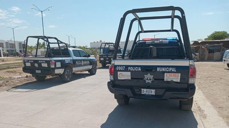 Policías acudieron a la zona donde fue localizado un hombre golpeado este martes.