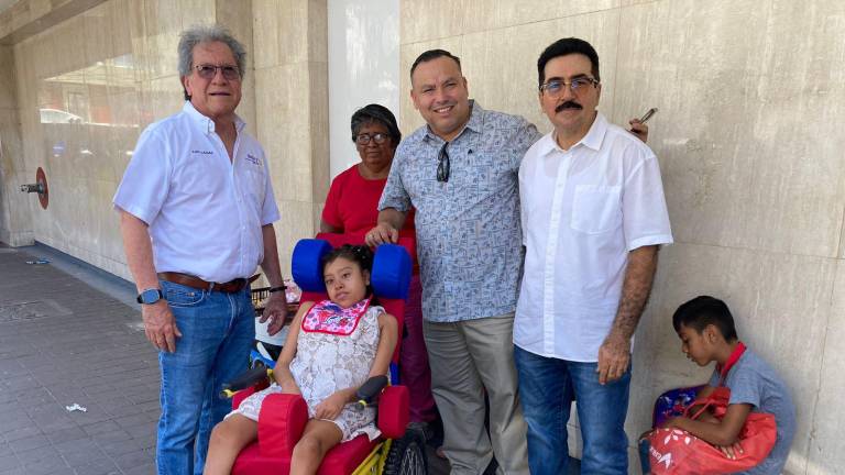 La joven recibió la silla de manos de Miguel Ángel López López, presidente del Club Rotario Mazatlán Norte.