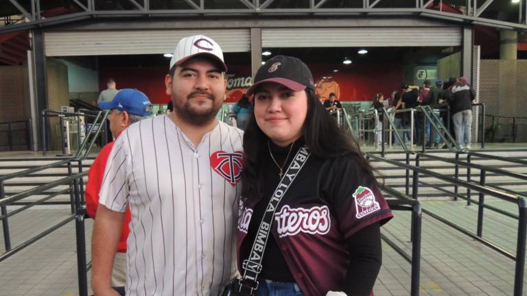 Celebra la afición guinda el triunfo de Tomateros en playoffs