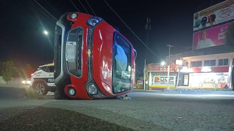 El Chevrolet Beat rojo quedó sobre el costado del conductor durante la volcadura, por lo que el hombre tuvo que salir por la ventana del copiloto.