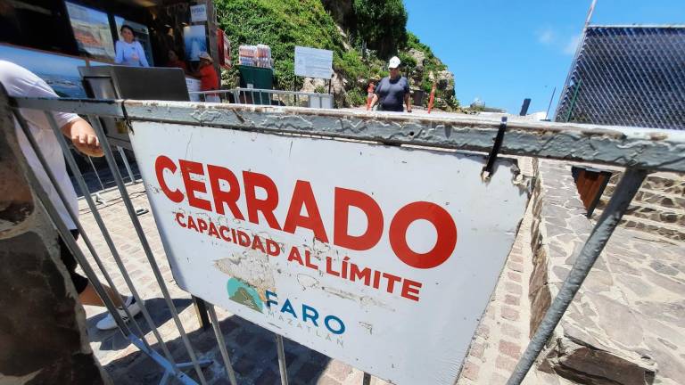 El acceso al Faro Mazatlán se encuentra cerrado este domingo al mediodía debido a que la sensación térmica marca hasta 47 grados en el puerto.