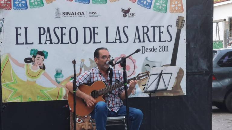 Disfrutan del canto y la poesía en el Paseo de las Artes