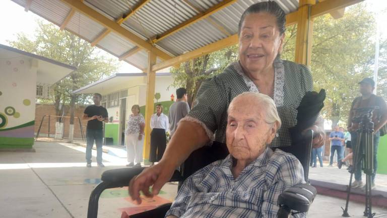 La señora Rosario López Parra cumple con su deber ciudadano de votar a sus 99 años.