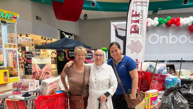 Courtney Frisch, presidenta del Club Rotario Mazatlán, junto a Sor Inés Quintana Gómez, directora del asilo, y Laura Amor Flores, administradora del Asilo.