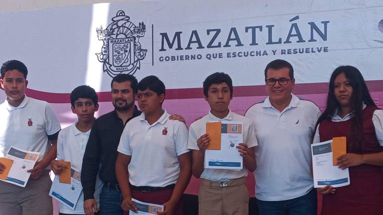 El Alcalde Édgar González Zataráin preside la entrega de becas.