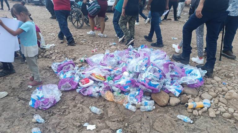 Se llena explanada de Distrito de Riego con montones de basura durante evento que reúne a AMLO, Sheinbaum y Rocha Moya