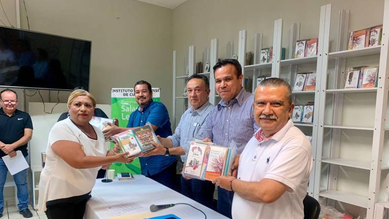 Juan Avilés Ochoa, director general del ISIC, entregó los libros a los mediadores.