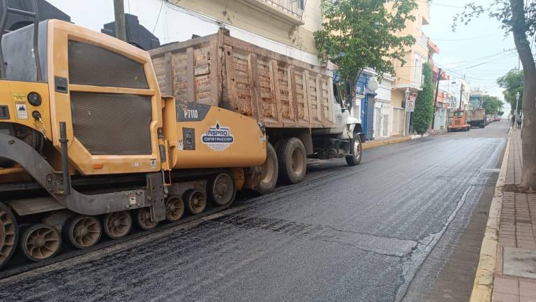 Continúa reencarpetado de calles en Mazatlán; ahora toca el turno a la 5 de Mayo