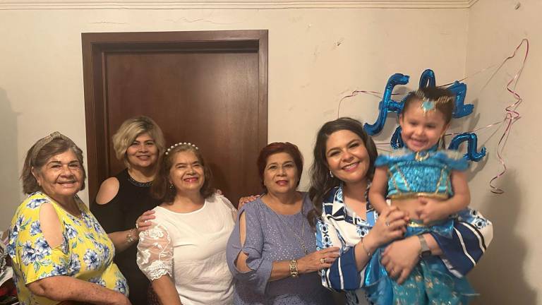 Celebran amigos y familiares los 40 años de Miriam Ureta