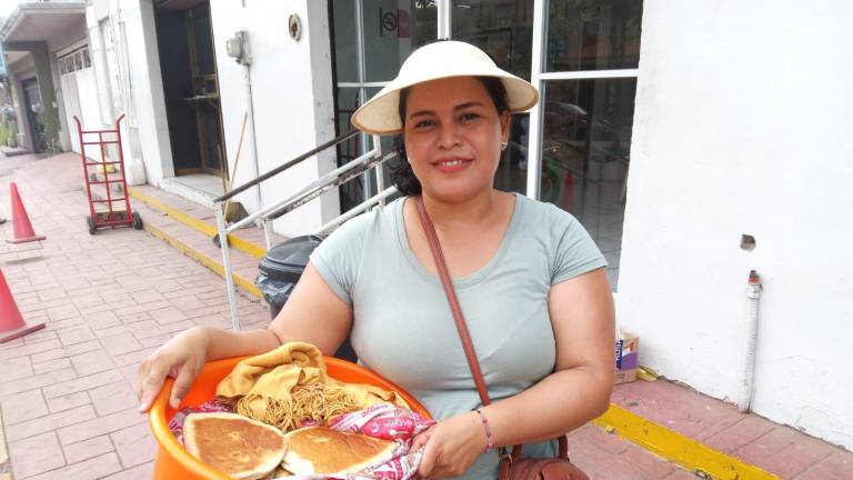 María de Guadalupe Estrada López vende sus empanadas en conocida línea de autobuses y en La Chalata.