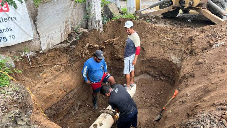 Personal de Jumapam repara la tubería dañada y se restableció el suministro de agua potable.