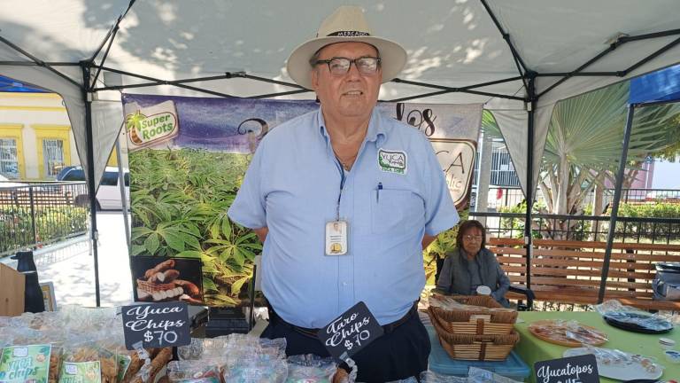 Rigoberto Armienta ofrece sus snacks saludables.