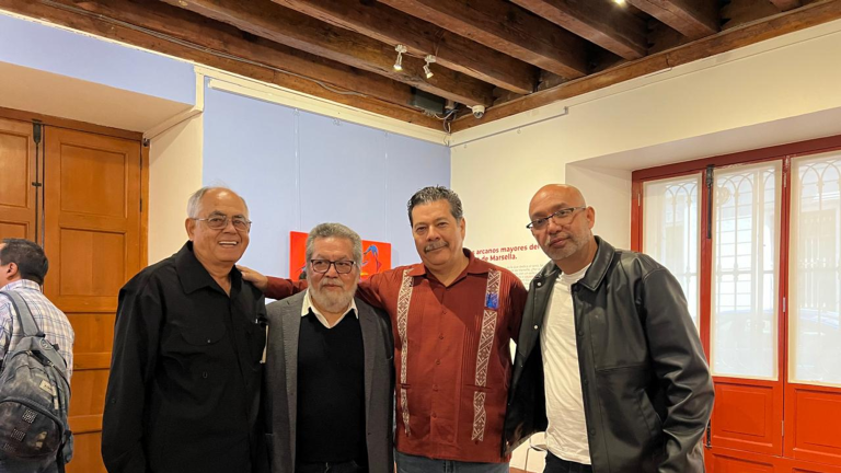 Carlos Maciel Kijano en la inauguración de su exposición, acompañado de Rodolfo Díaz Fonseca, Enoc Leaño y Ariel Noriega.