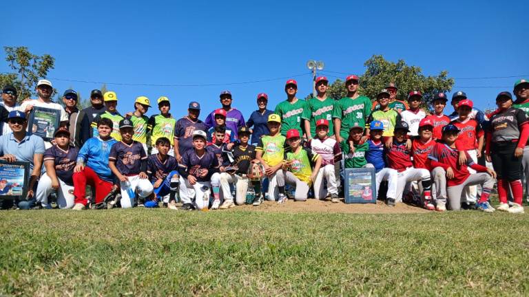 Cantan el playball del Quinto Torneo de Beisbol Infantil, en El Roble