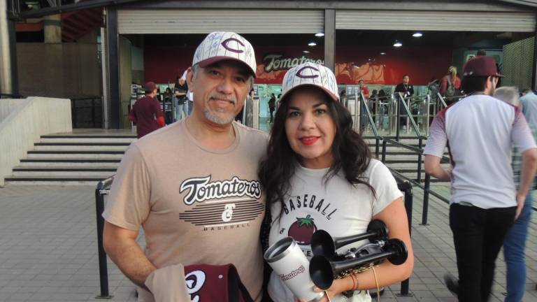 Celebra la afición guinda el triunfo de Tomateros en playoffs