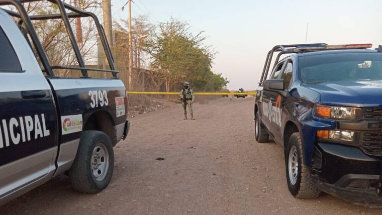 En un camino de terracería en el sur de Culiacán fue encontrado un hombre asesinado junto a pastillas de fentanilo.