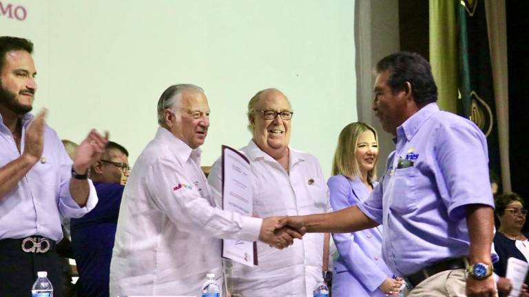 Miguel Torruco y Carlos Berdegué durante la entrega de reconocimientos a colaboradores de El Cid Resorts.