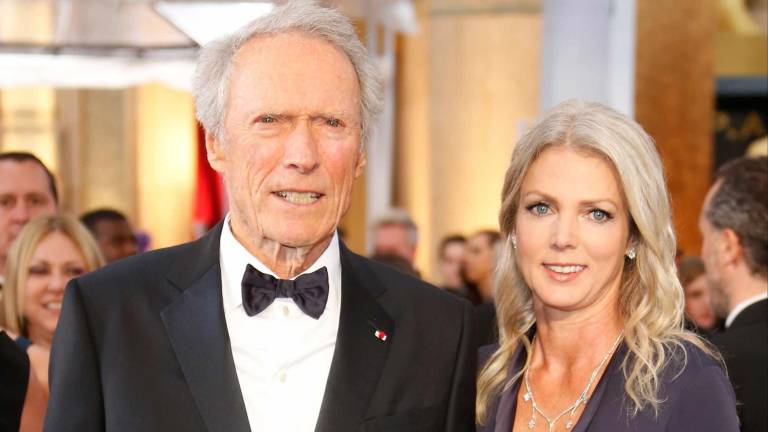 Clint Eastwood con su esposa Christina Sandera.