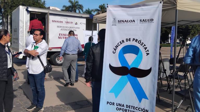 Instalan unidad móvil para detectar cáncer de próstata en la explanada del Palacio de Gobierno