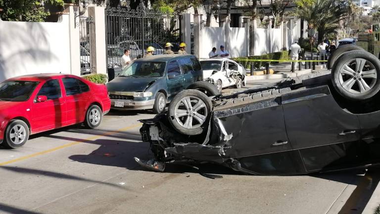 Dos vehículos fueron golpeados por la camioneta que terminó volcada en la Avenida Camarón Sábalo.