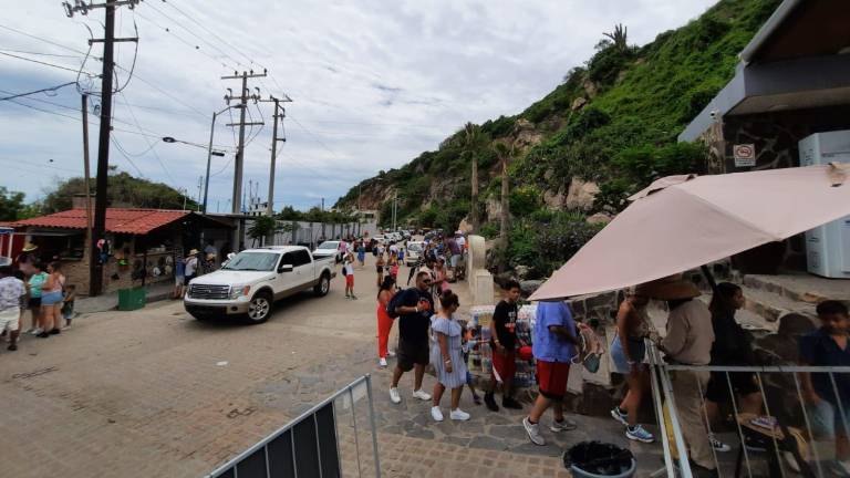 Larga fila de turistas se forma para subir al Faro de Mazatlán.