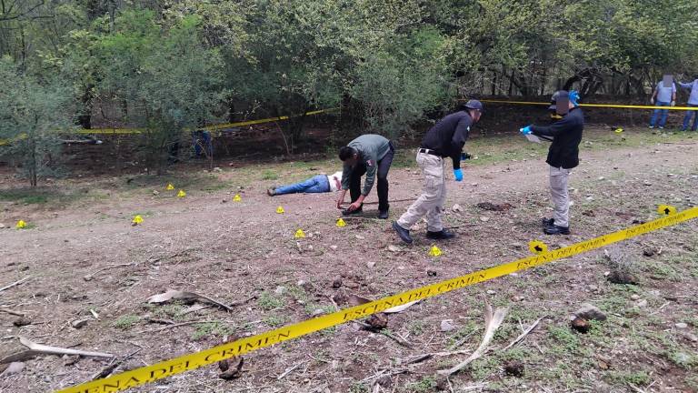 El cadáver fue abandonado sobre la carretera que comunica la cabecera municipal de Badiraguato al poblado de Otatillos.