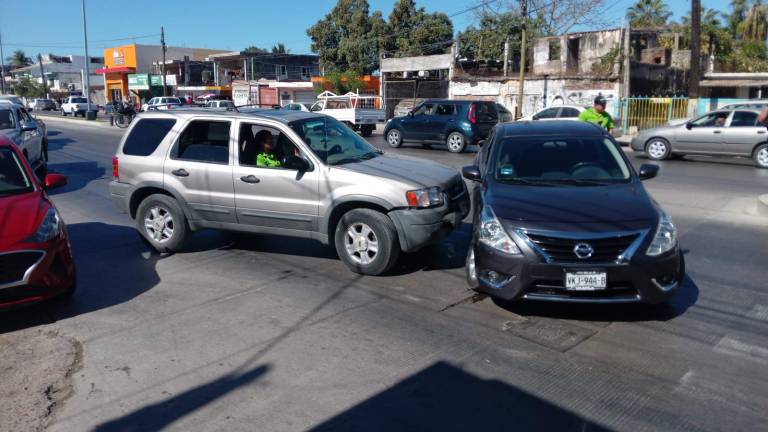 El choque entre dos vehículos en la avenida Gabriel Leyva provoca un caos vial en esa zona de Mazatlán.