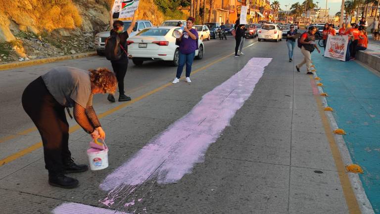 Colectivas feministas pintan el “Camino Memorial de las Víctimas de Feminicidio” frente al Monumento a la Mujer Mazatleca.