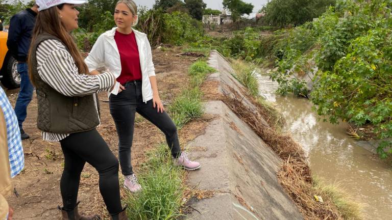 Supervisa Estrella Palacios trabajos de desazolve en canal de Pradera Dorada