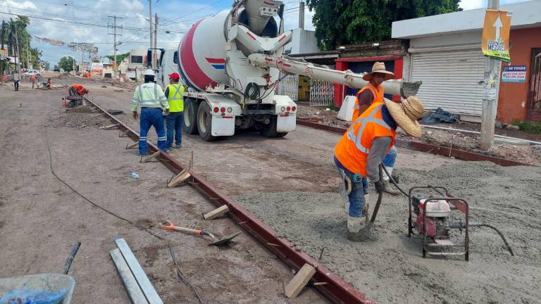 Personal ya está trabajando en la pavimentación de la Avenida Álvaro Obregón.