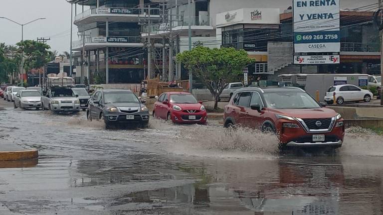 Los autos tuvieron que sortear los charcos dejados por la lluvia.