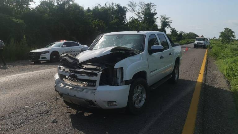 Sobre el carril izquierdo quedó una camioneta Avalanch, con el frente destrozado.