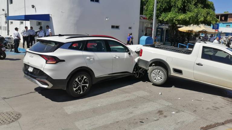 Un conductor que intentó huir de la policía fue detenido tras ocasionar un choque y una carambola en Mazatlán.