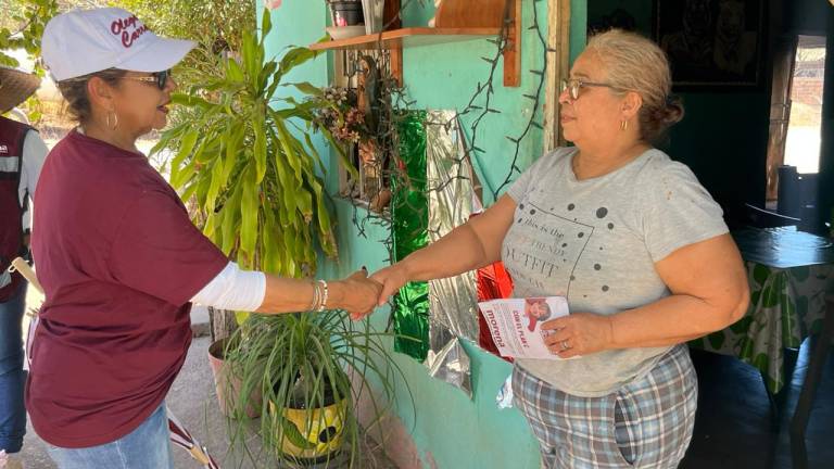 Olegaria Carrazco Macías, candidata de Morena a Diputada federal por el Distrito 6, saluda a una vecina en Elota.