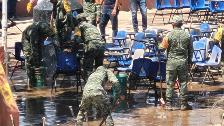 La Fuerza Operativa, conformada por el Ejército y Guardia Nacional, se encontraba junto con padres de familia, ordenando y limpiando planteles de educación.