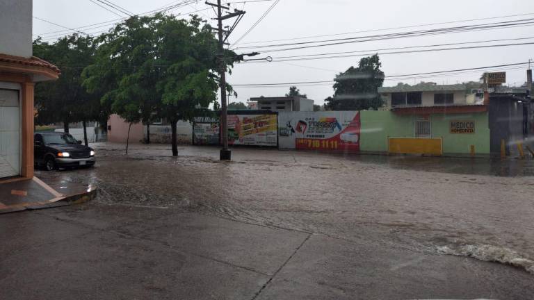 Calles inundadas dejan las lluvias del domingo en Culiacán; autoridades salen en auxilio de la ciudadanía